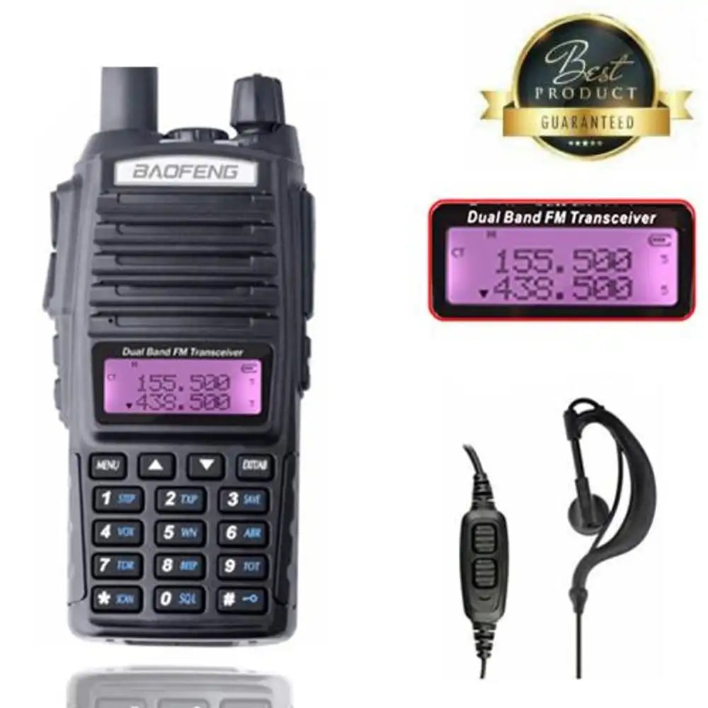 Eine Collage, die das Baofeng UV-82 5W-Radio, eine Nahaufnahme seines LCD-Displays und den mitgelieferten Dual-PTT-Ohrhörer mit dem Siegel „Bestes Produkt garantiert“ zeigt.