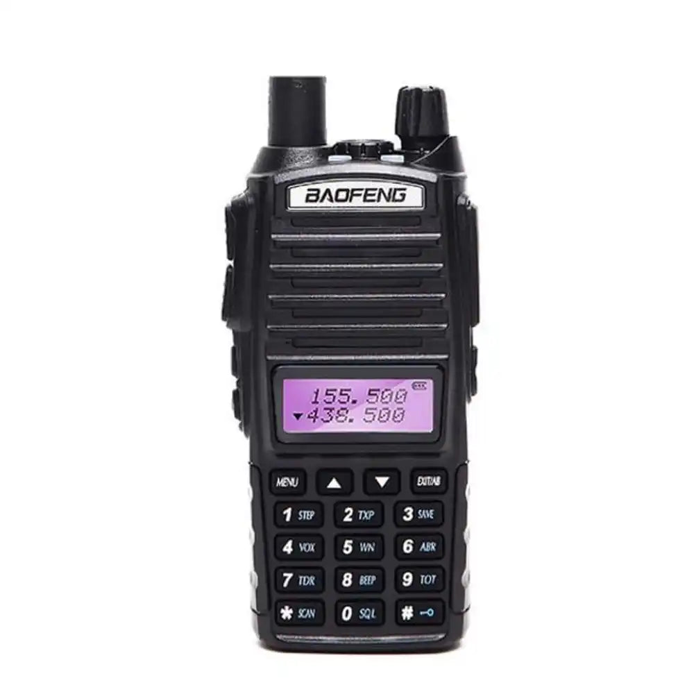 Eine einfache Vorderansicht des Baofeng UV-82 5W-Radios auf weißem Hintergrund, die sein Design für den Einsatz im Freien und bei Veranstaltungen demonstriert.