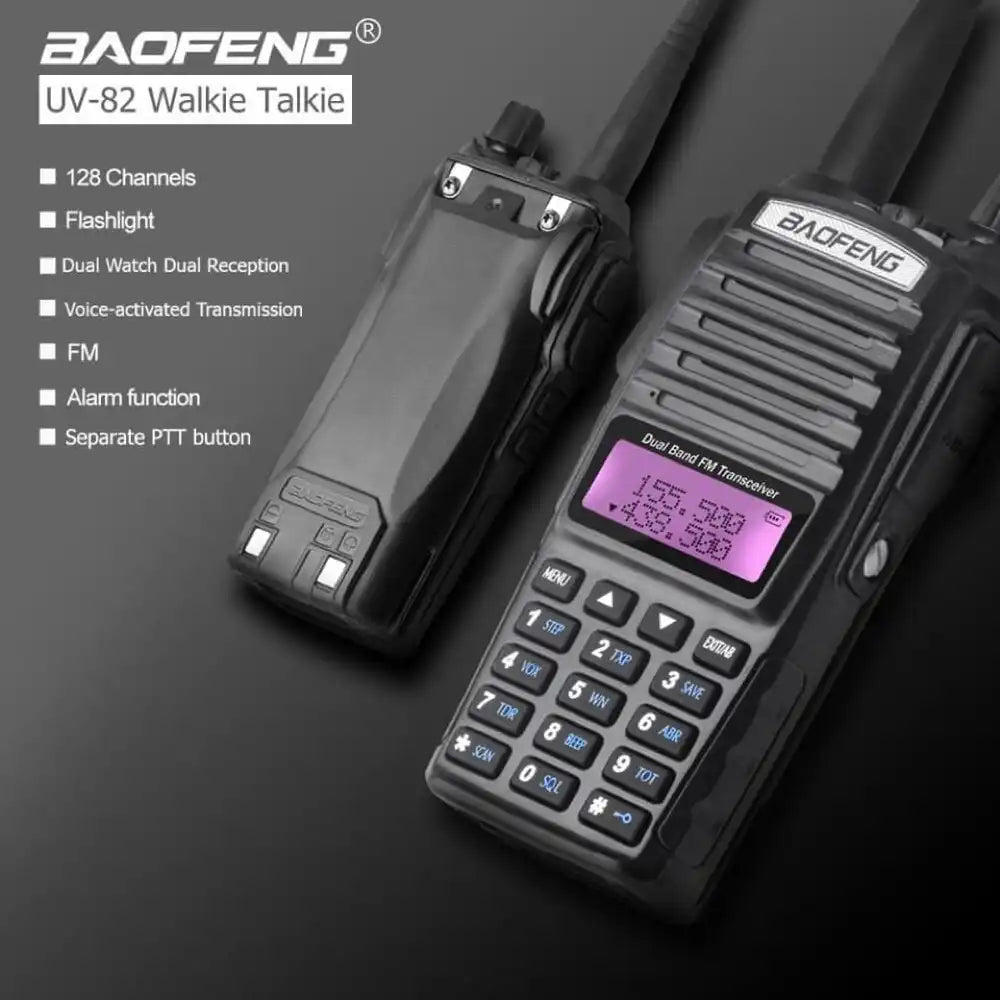 Zwei Baofeng UV-82 5W-Radios nebeneinander mit einer Liste wichtiger Funktionen: 128 Kanäle, Taschenlampe, Dual Watch Dual Reception, sprachaktivierte Übertragung, FM, Alarmfunktion und separate PTT-Taste.
