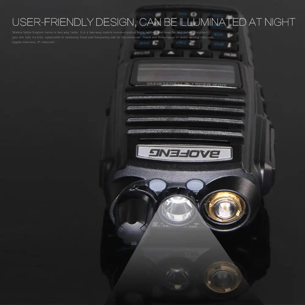 Nahaufnahme der Oberseite des Baofeng UV-82 5W-Radios mit eingeschalteter integrierter Taschenlampe, die sein benutzerfreundliches Design für den Nachtgebrauch hervorhebt.
