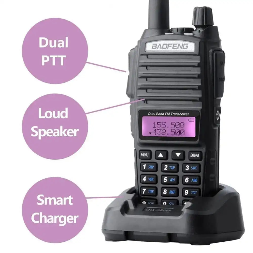 Das Baofeng UV-82 5W-Radio sitzt in seiner intelligenten Ladestation mit Hinweisen auf seine Dual-PTT-, Lautsprecher- und Smart-Charger-Funktionen.
