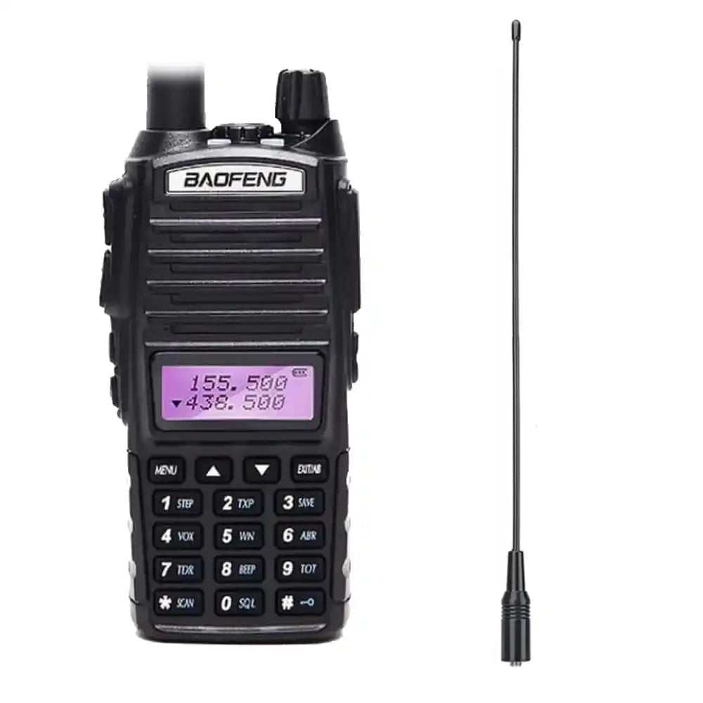 Das Baofeng UV-82 Funkgerät, abgebildet neben der langen, zusätzlichen NA-771-Antenne.