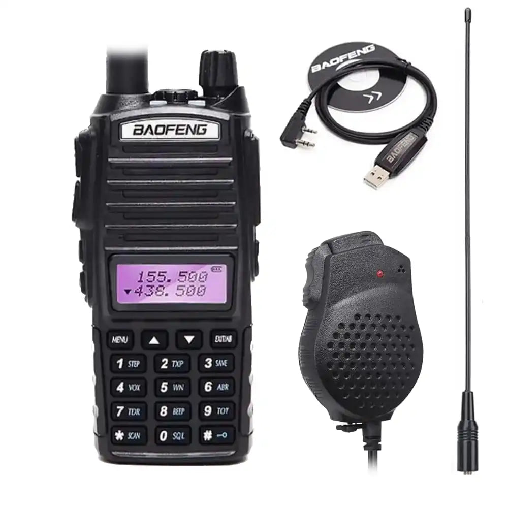 Das Baofeng UV-82 Funkgerät mit dem Zubehör, einschließlich Programmierkabel, externem Lautsprecher-Mikrofon und einer langen NA-771-Antenne.