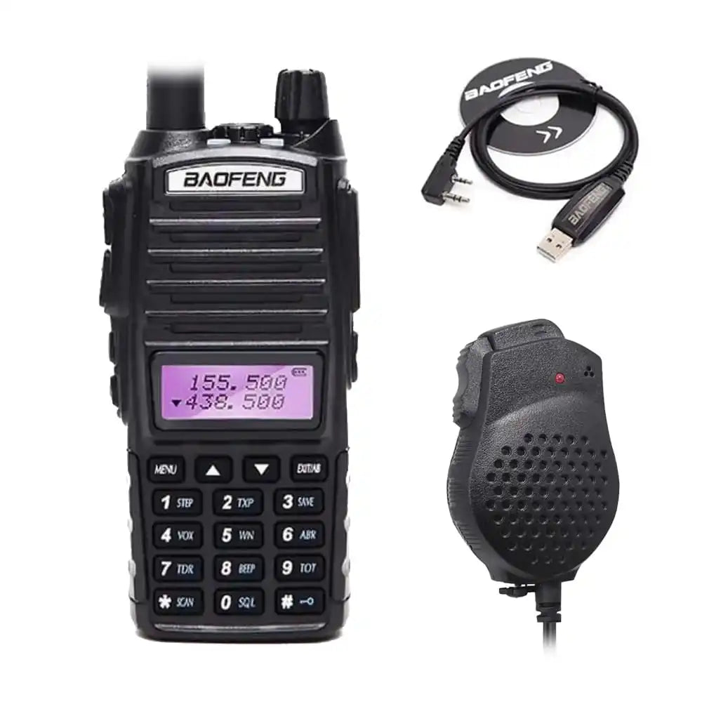Das Baofeng UV-82 Funkgerät, abgebildet mit dem Programmierkabel und dem externen Lautsprecher-Mikrofon.