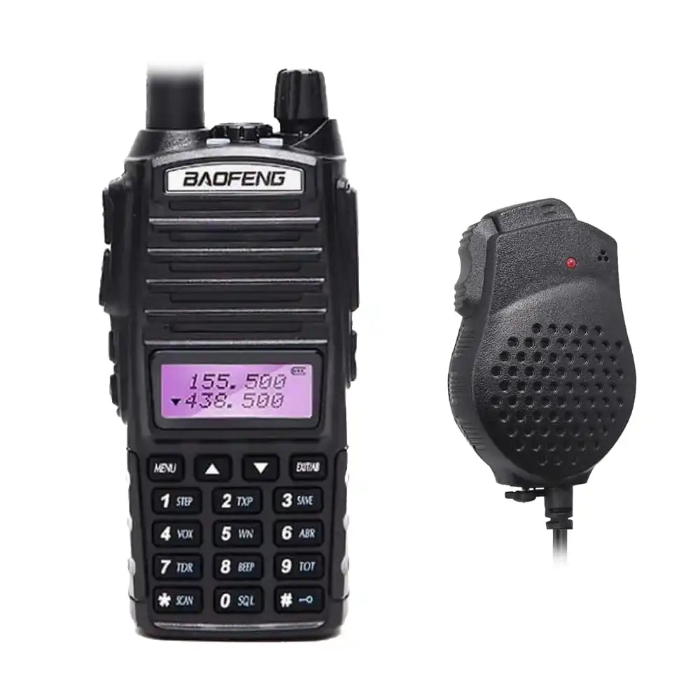Das Baofeng UV-82 Funkgerät, abgebildet neben dem externen Lautsprecher-Mikrofon.