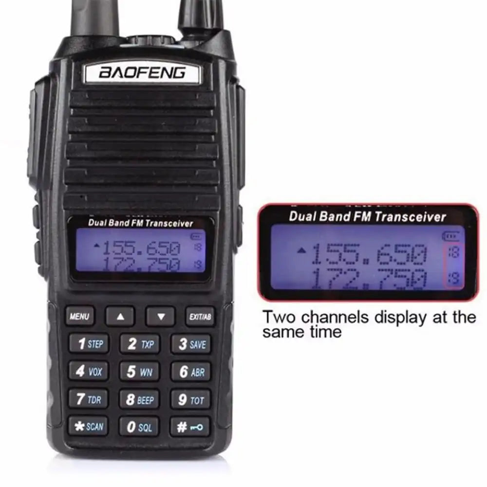 Vorderansicht des Baofeng UV-82 5W-Radios mit LCD-Bildschirm, auf dem zwei Kanäle gleichzeitig angezeigt werden, was seine Zweikanalfähigkeit demonstriert.