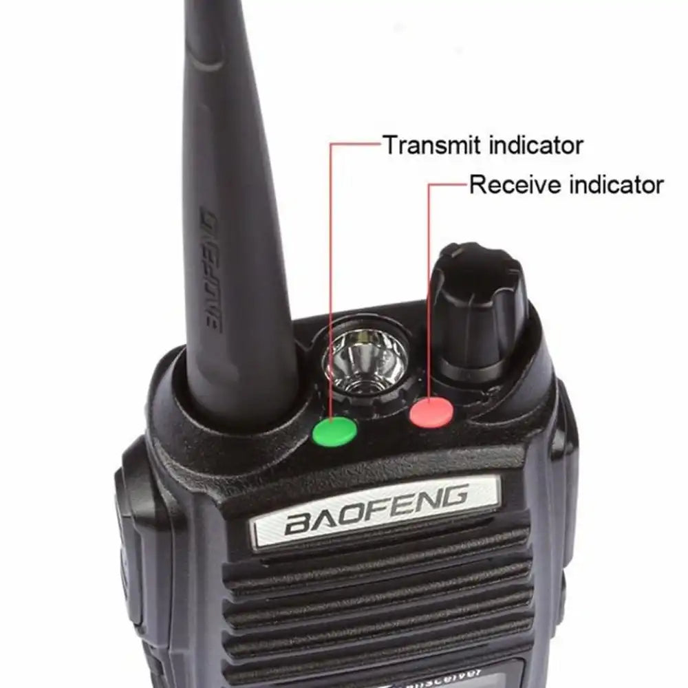 Nahaufnahme der Oberseite des Baofeng UV-82 5W-Radios mit der grünen Sendeanzeige und der roten Empfangsanzeige-LED.
