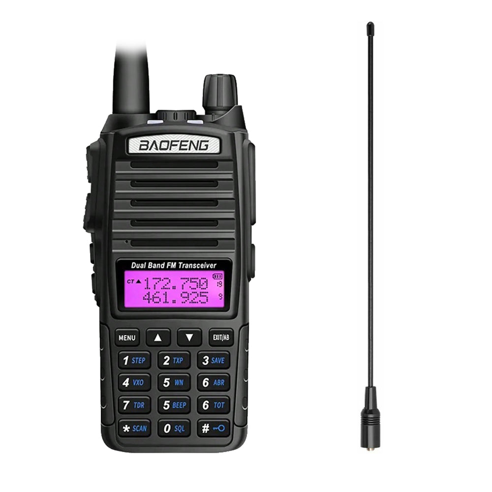 Das Baofeng UV-82 8W Funkgerät, abgebildet neben der langen NA-771 Antenne.