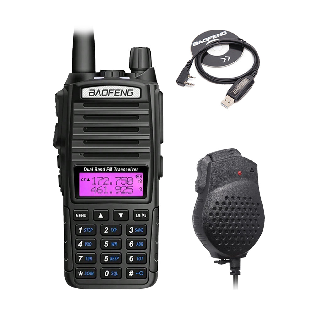Das Baofeng UV-82 8W Funkgerät, abgebildet mit dem Programmierkabel und dem externen Lautsprechermikrofon.