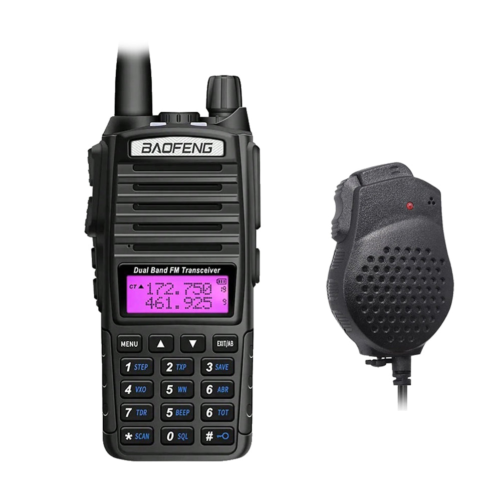 Das Baofeng UV-82 8W Funkgerät, abgebildet neben dem externen Lautsprechermikrofon.