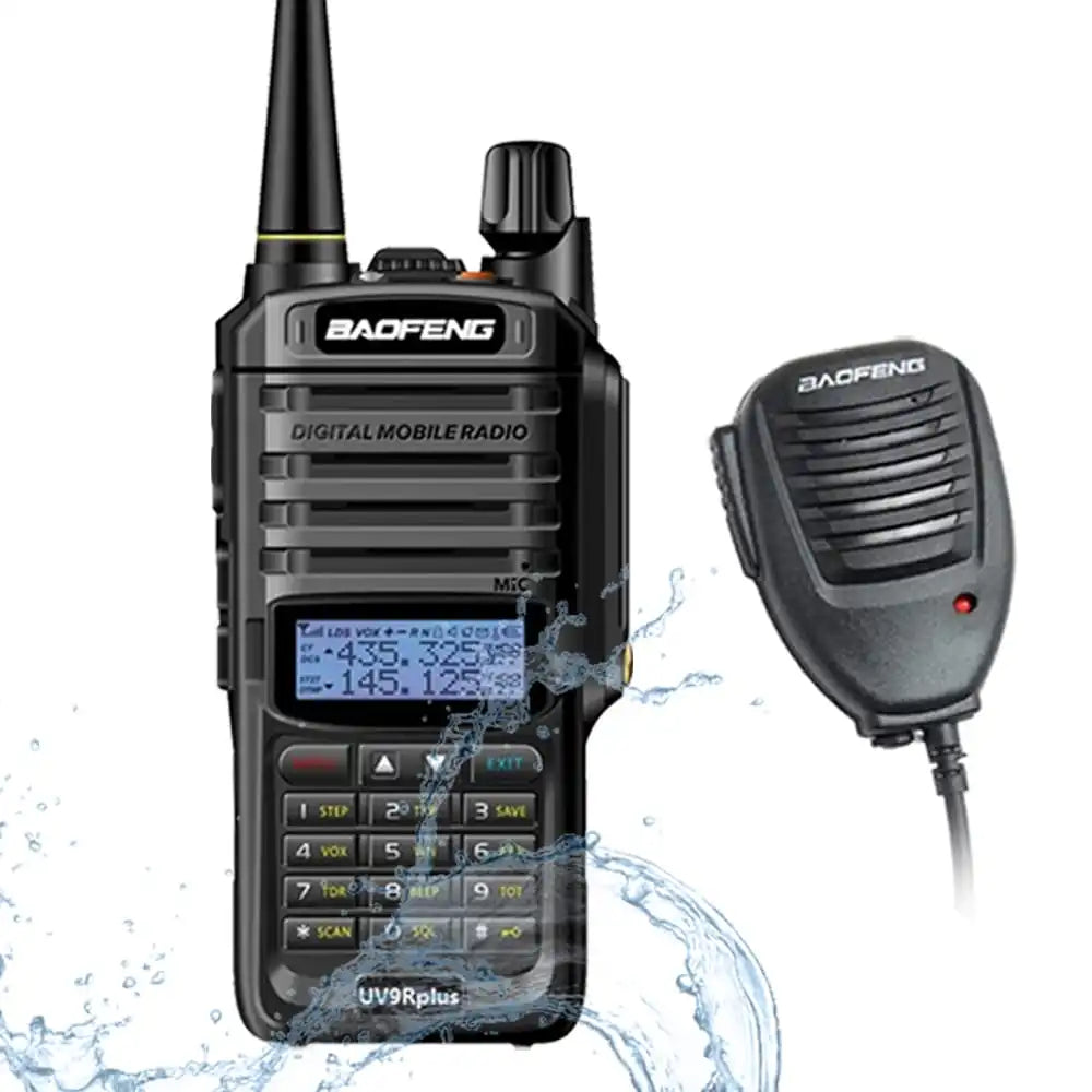 Robustes Baofeng UV-9R Plus Dualband-Walkie-Talkie (8W, IP67 wasserdicht) zusammen mit einem externen Lautsprechermikrofon für klare Sprachkommunikation im Freien.