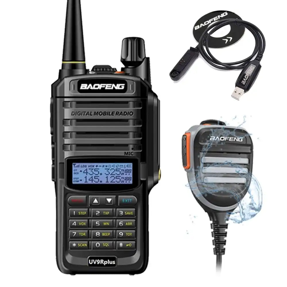 Baofeng UV-9R Plus Dualband-Funkgerät (8W) mit IP67 Wasserschutz, abgebildet mit wasserdichtem Lautsprechermikrofon und Programmierkabel für vielseitige Kommunikation.