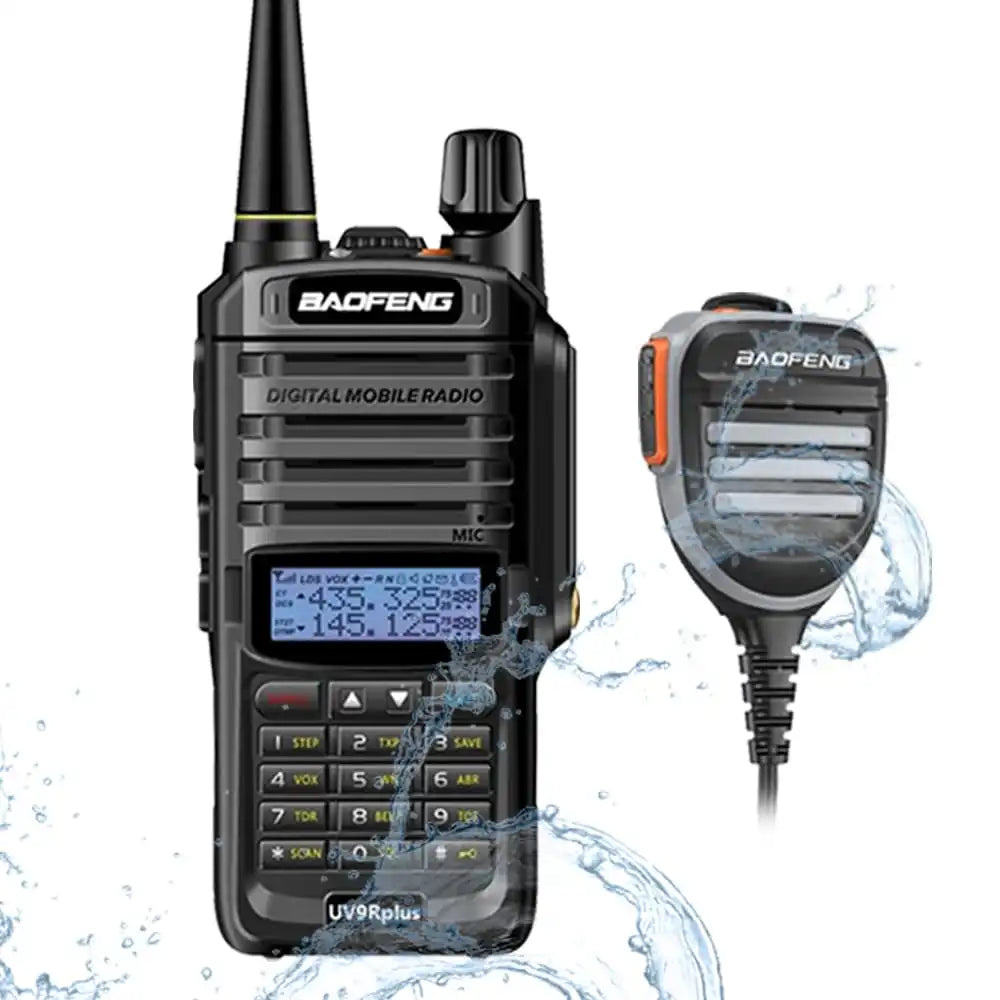Baofeng UV-9R Plus: Dualband-Funkgerät (8W) und wasserdichtes Lautsprechermikrofon, beide mit Spritzwasser dargestellt, betonen ihre IP67-Wasserdichtigkeit für den Außeneinsatz.