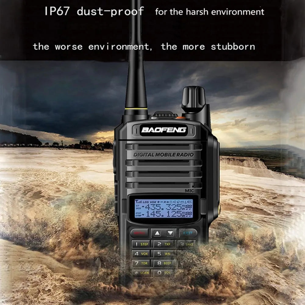Baofeng UV-9R Plus Handfunkgerät mit Dualband-Funktion (VHF/UHF) und klarer Sprachkommunikation. Ergonomisches Design für sicheren Halt bei der Nutzung.