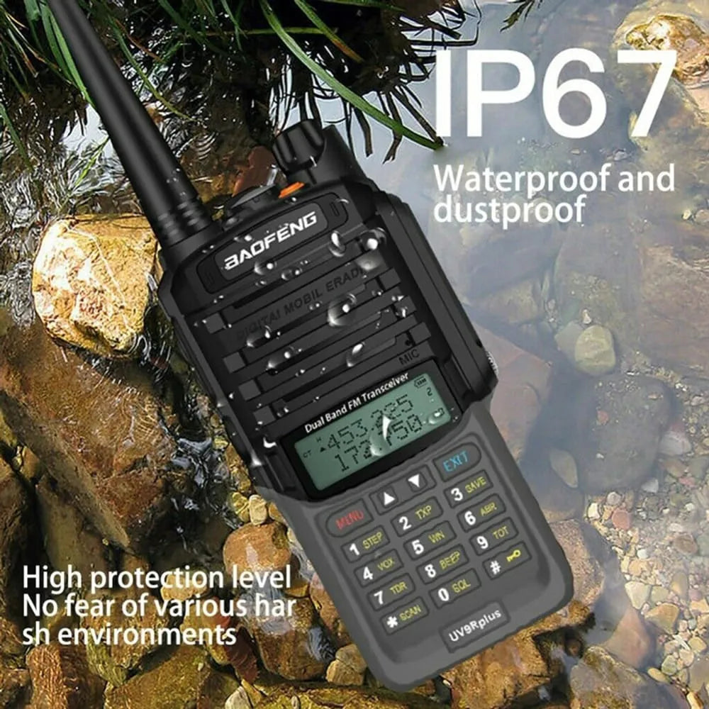 Baofeng UV-9R Plus Walkie-Talkie (IP67 wasser- und staubdicht) in einem felsigen Bachbett, demonstriert seine hohe Schutzklasse für raue Umgebungen.