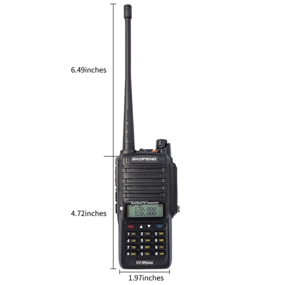 Baofeng UV-9R Plus Walkie-Talkie mit Maßangaben in Zoll (Höhe, Breite), zeigt das kompakte Design des IP67-zertifizierten Handfunkgeräts.