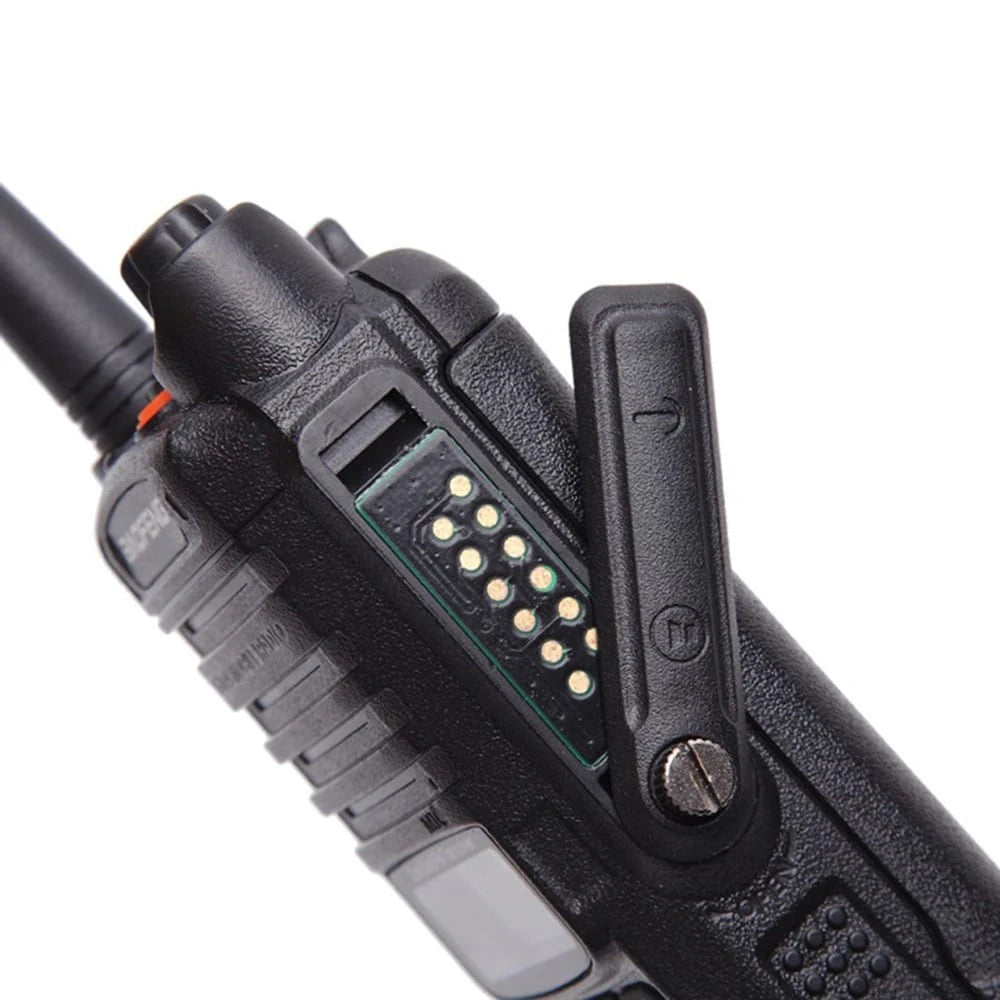 Nahaufnahme des seitlichen Zubehöranschlusses am Baofeng UV-9R Plus, geschützt durch eine robuste Abdeckung, zeigt die Verarbeitungsqualität des Funkgeräts.