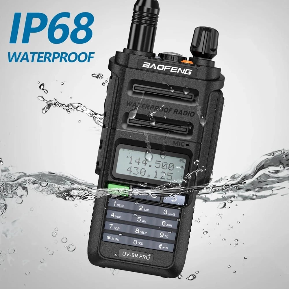 Baofeng UV-9R Pro Funkgerät im Wassertropfen-Design, highlighting seine IP68 Wasserdichtigkeit.