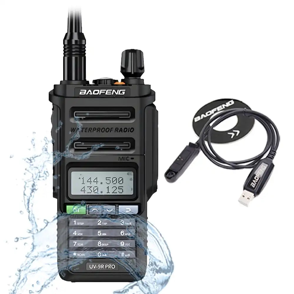 Schwarzes Baofeng UV-9R Pro 8W wasserdichtes Funkgerät mit einem USB-Programmierkabel für die Konfiguration.