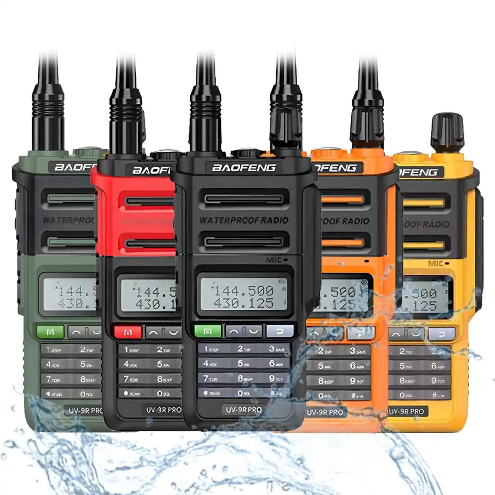 Fünf wasserdichte Baofeng UV-9R Pro 8W Dualband-Funkgeräte in Schwarz, Rot, Grün, Orange und Gelb, die ihre IP68-Einstufung im Wasser demonstrieren.