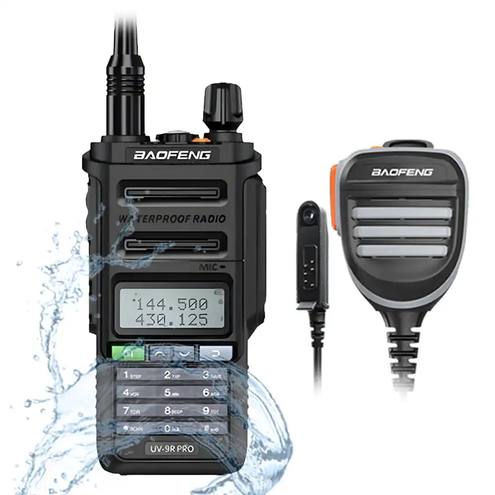 Schwarzes Baofeng UV-9R Pro 8W IP68 wasserdichtes Dualband-Funkgerät mit passendem externen Lautsprecher-Mikrofon.