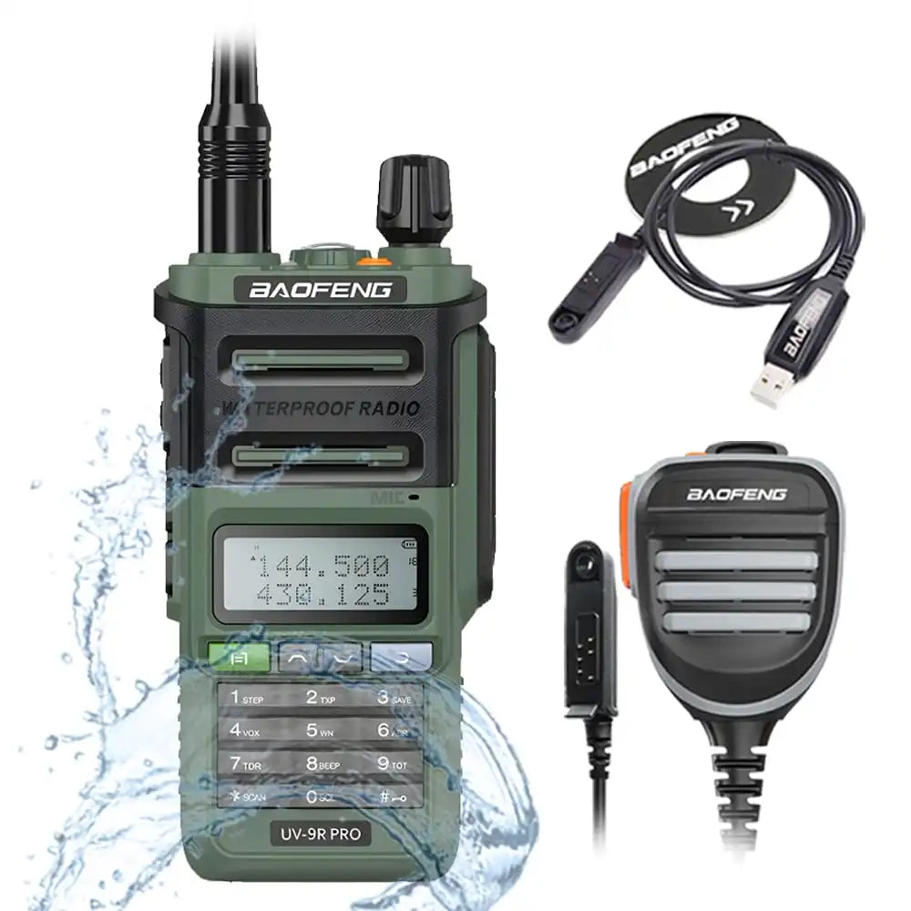 Grünes Baofeng UV-9R Pro 8W wasserdichtes Funkgerät mit Programmierkabel und Lautsprecher-Mikrofon.