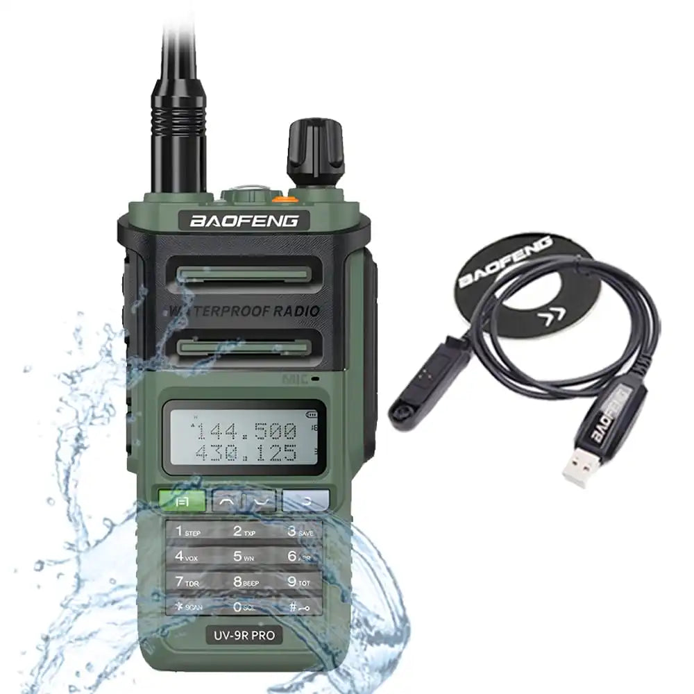 Grünes Baofeng UV-9R Pro 8W wasserdichtes Funkgerät mit einem USB-Programmierkabel für die Konfiguration.