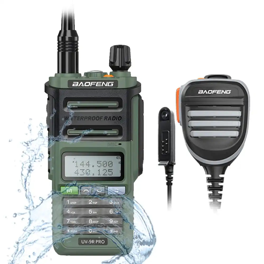 Grünes Baofeng UV-9R Pro 8W IP68 wasserdichtes Dualband-Funkgerät mit passendem externen Lautsprecher-Mikrofon.