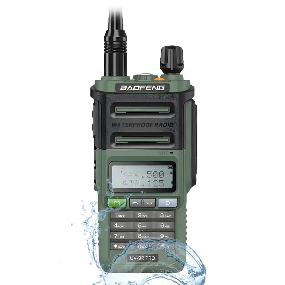 Grünes Baofeng UV-9R Pro 8W IP68 wasserdichtes Dualband-Funkgerät, teilweise in Wasser getaucht.