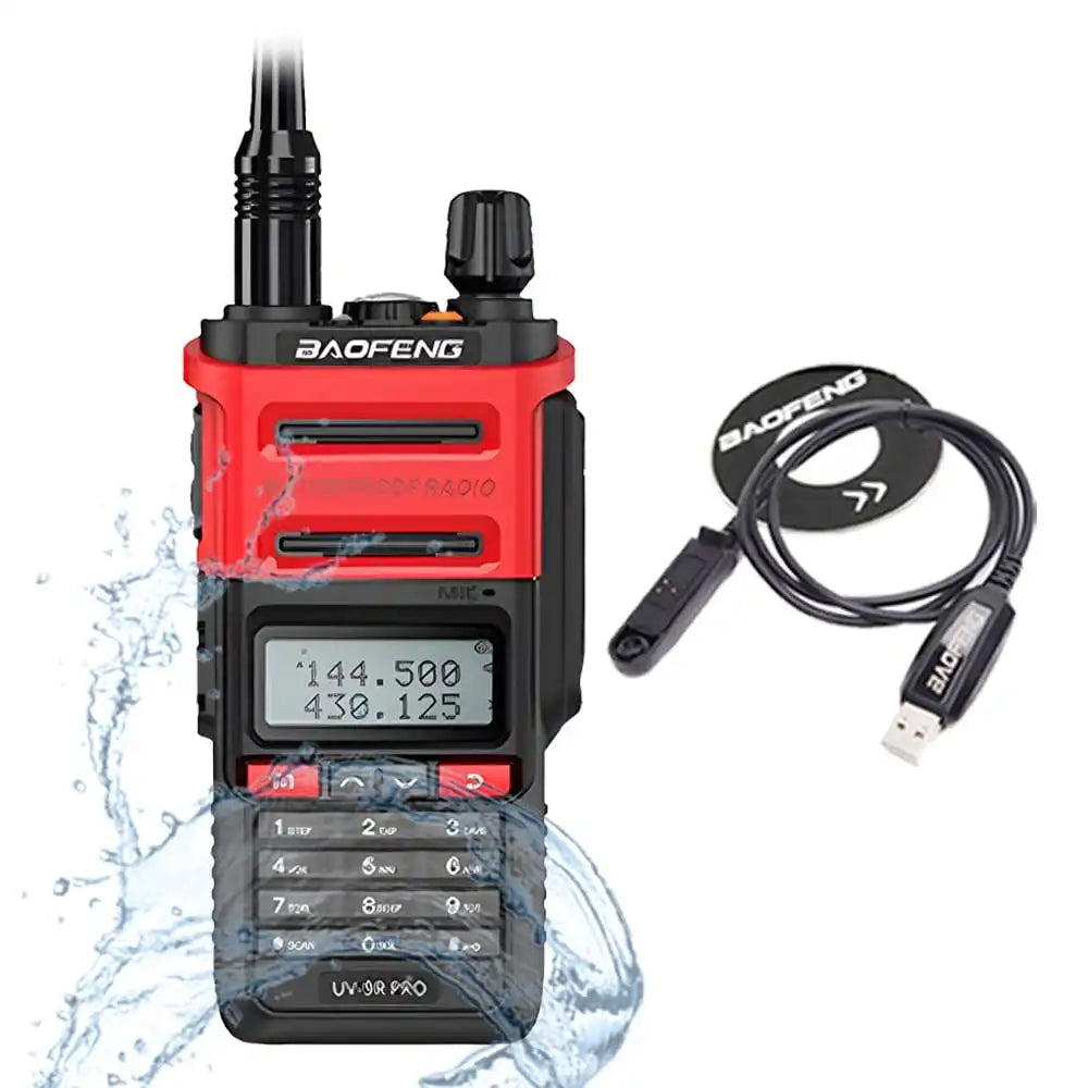 Rotes Baofeng UV-9R Pro 8W IP68 wasserdichtes Funkgerät mit USB-Programmierkabel.