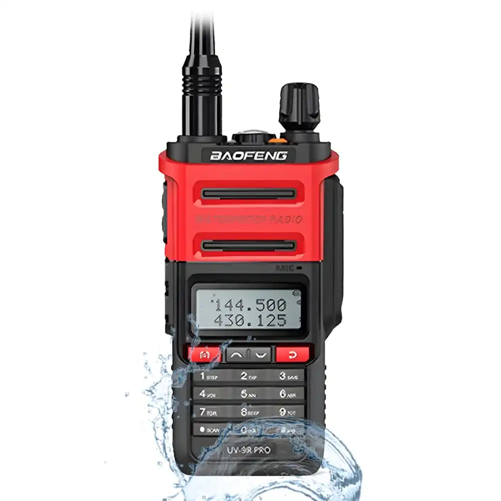 Rotes Baofeng UV-9R Pro 8W IP68 wasserdichtes Dualband-Funkgerät, dessen Robustheit demonstriert wird.