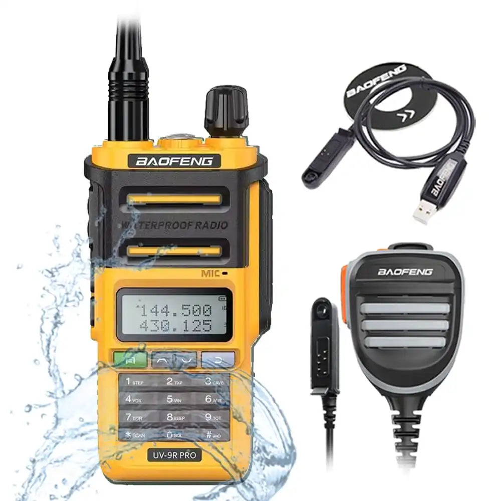 Gelbes Baofeng UV-9R Pro 8W IP68 wasserdichtes Funkgerät mit Programmierkabel und externem Lautsprecher-Mikrofon.