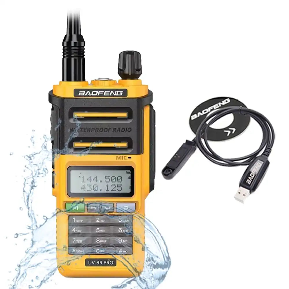 Gelbes Baofeng UV-9R Pro 8W IP68 wasserdichtes Dualband-Funkgerät mit USB-Programmierkabel für die Konfiguration.