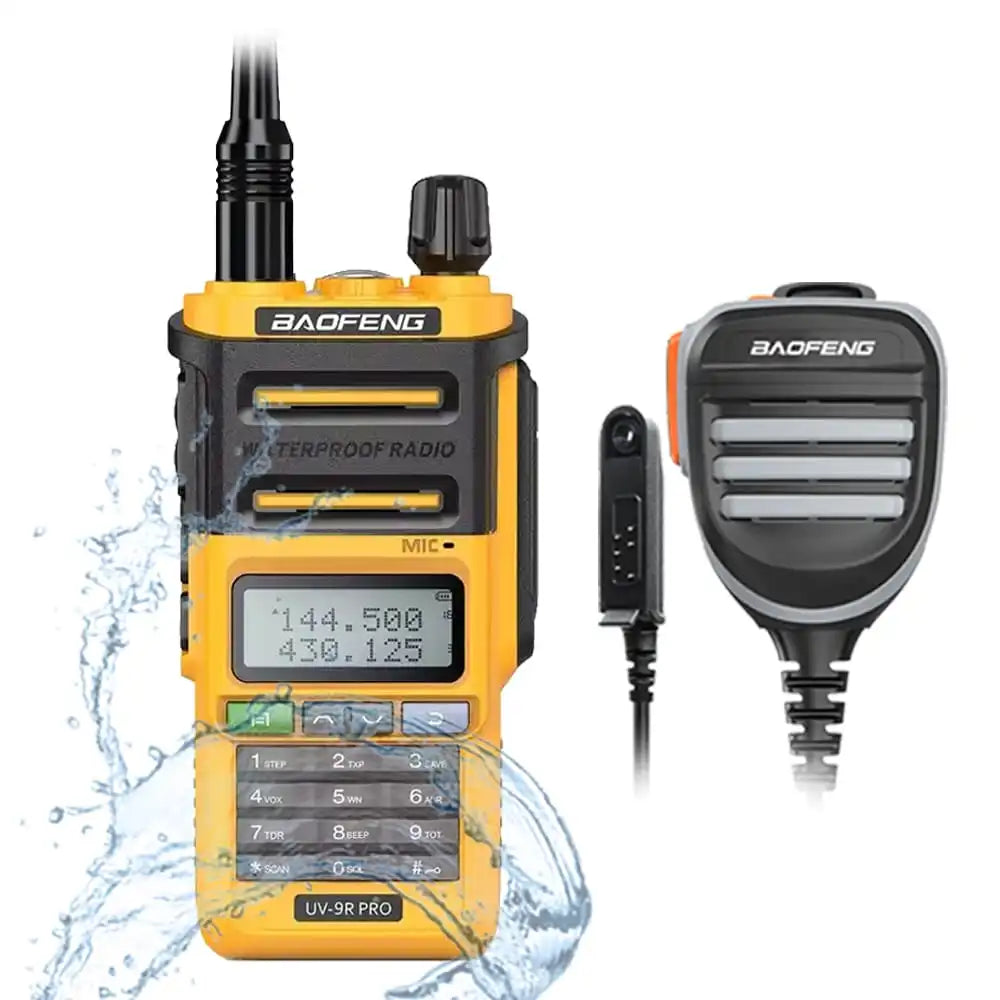 Gelbes Baofeng UV-9R Pro 8W IP68 wasserdichtes Dualband-Funkgerät mit passendem externen Lautsprecher-Mikrofon.