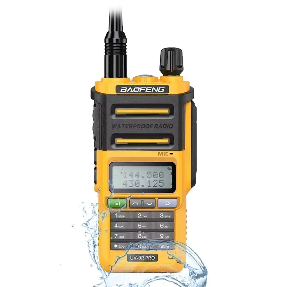 Gelbes Baofeng UV-9R Pro 8W IP68 wasserdichtes Dualband-Funkgerät, demonstriert seine Wasserbeständigkeit.
