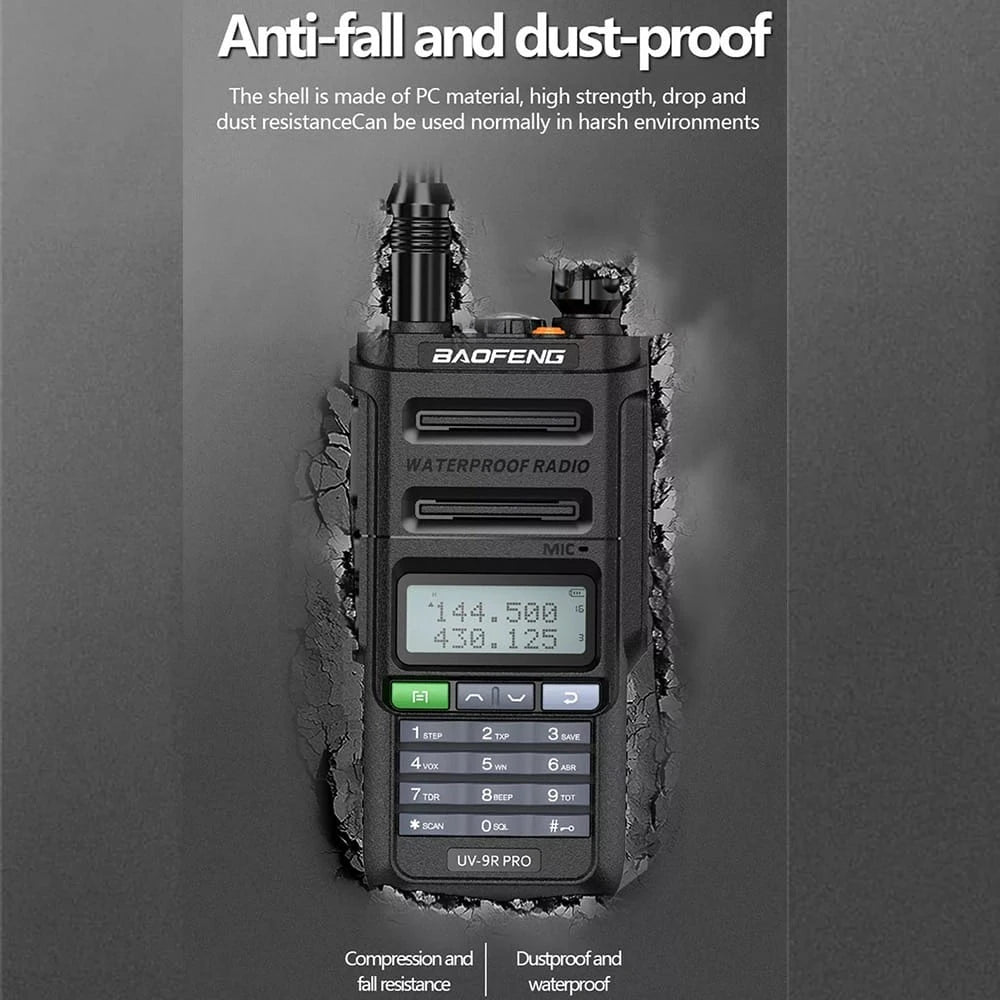 Baofeng UV-9R Pro Funkgerät, sturz- und staubgeschützt, robustes PC-Material für den Einsatz in rauen Umgebungen.