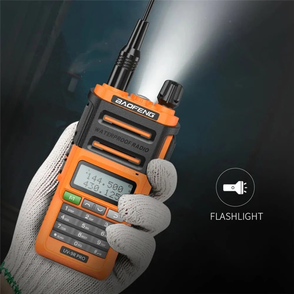 Baofeng UV-9R Pro Outdoor Intercom Funkgerät, IP68 wasserdicht, sturz- und druckfest, ideal für den Einsatz im Freien.