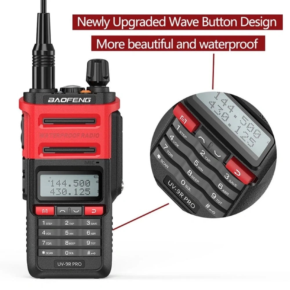 Baofeng UV-9R Pro Funkgerät in Rot mit Nahaufnahme der neu aufgerüsteten, wasserdichten Wellentasten für verbesserte Ästhetik und Funktionalität.