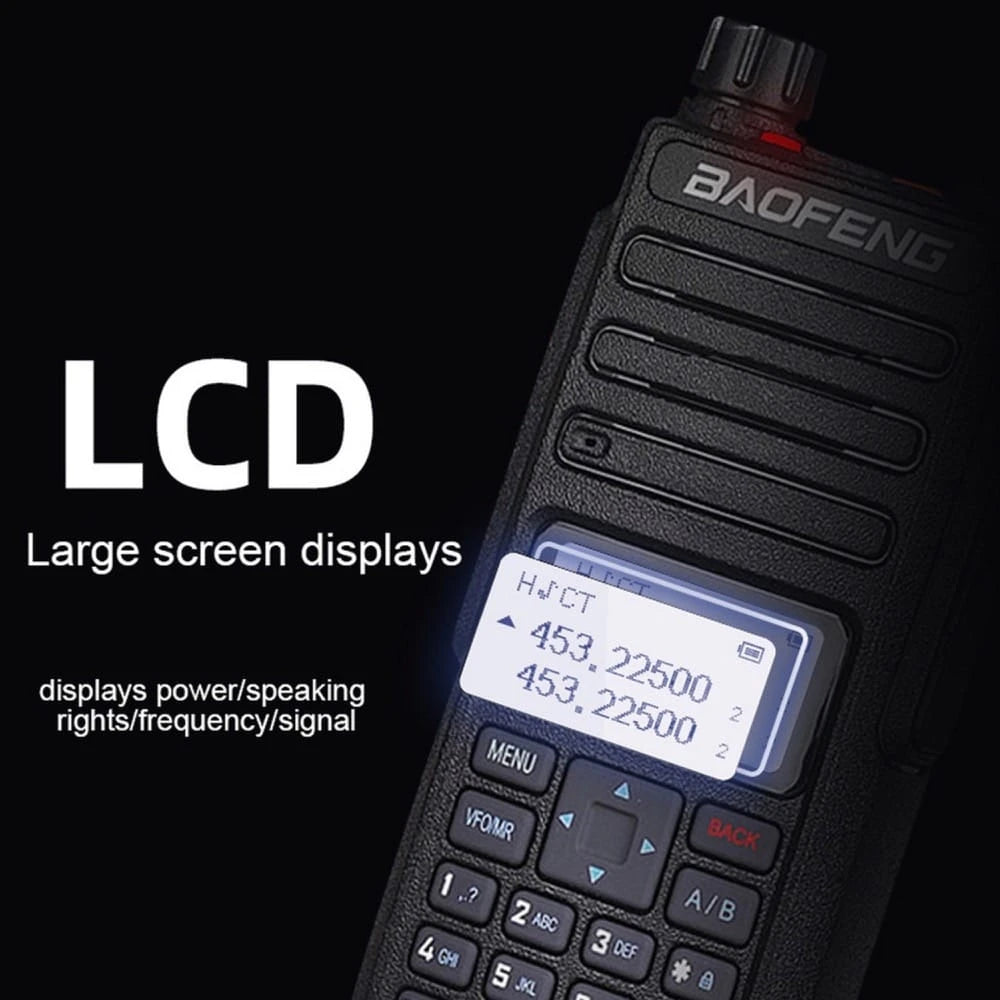 Baofeng UV-H6 10W Handfunkgerät mit großem, gut lesbarem LCD-Display, das Frequenz, Signal und Akkustand anzeigt.