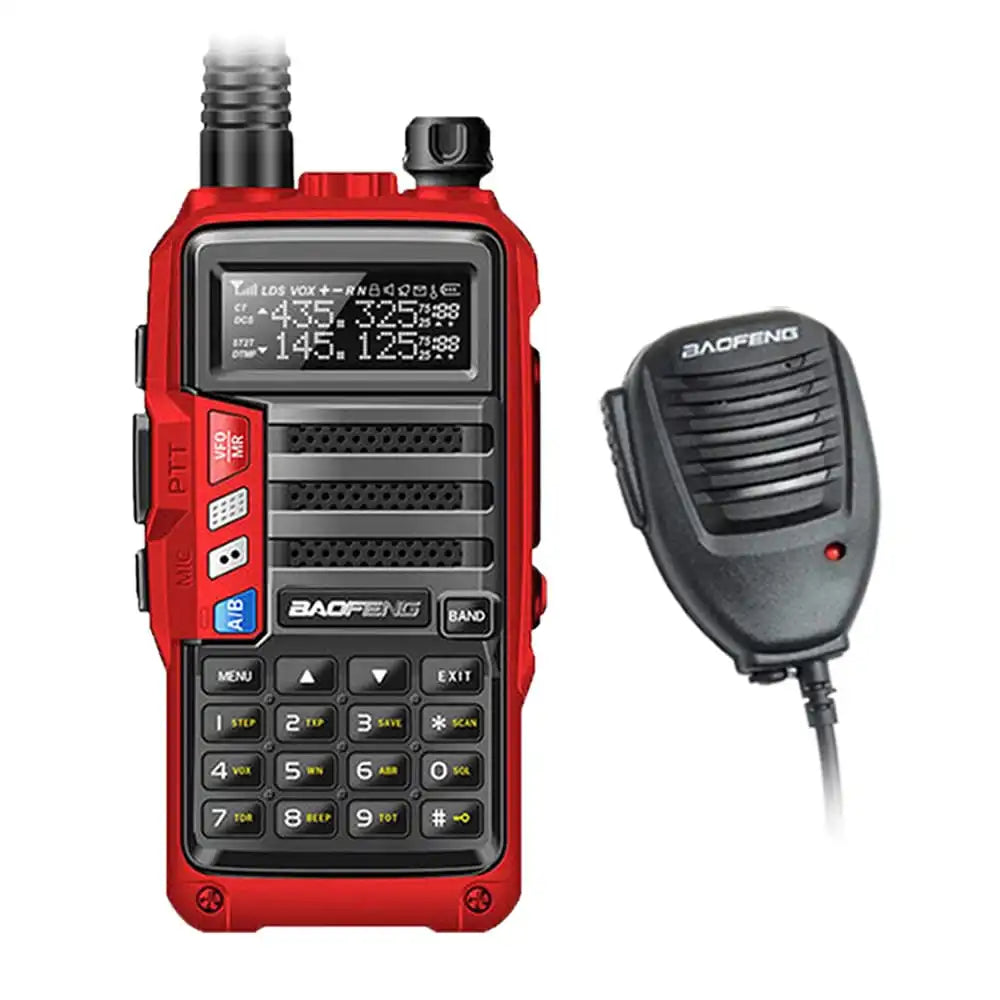 Baofeng UV-S9 Tri-Band 8W Walkie-Talkie in Rot mit externem Lautsprechermikrofon für komfortable Bedienung.
