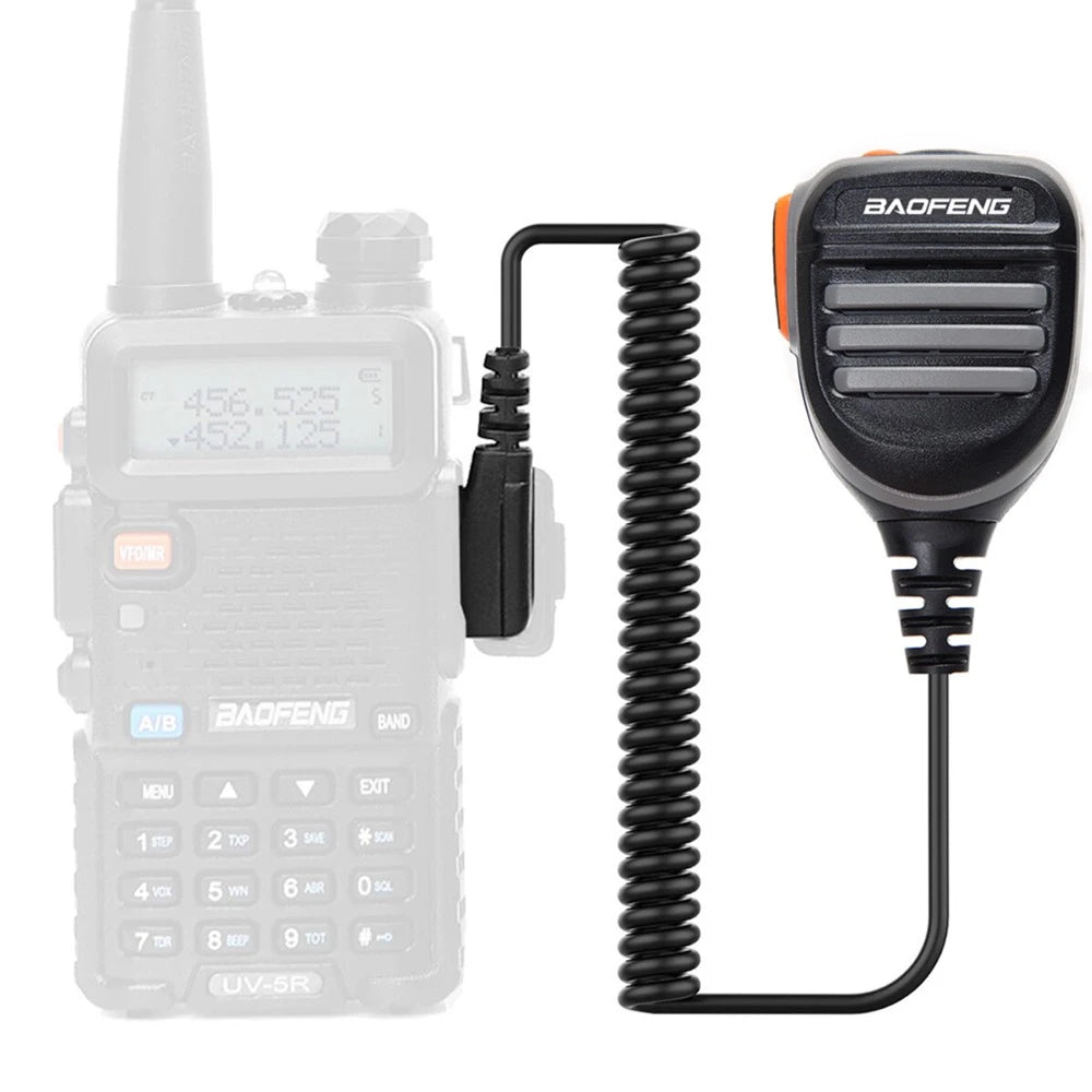 Das Baofeng Funkmikrofon im Einsatz, angeschlossen an ein Walkie-Talkie