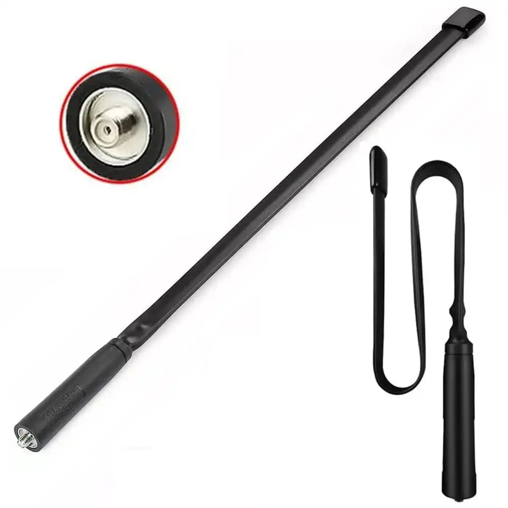 ine Baofeng faltbare CS Taktische Antenne ist an einem Funkgerät befestigt, das von einer Hand gehalten wird. Sie ist zur Demonstration ihrer Flexibilität gebogen.
