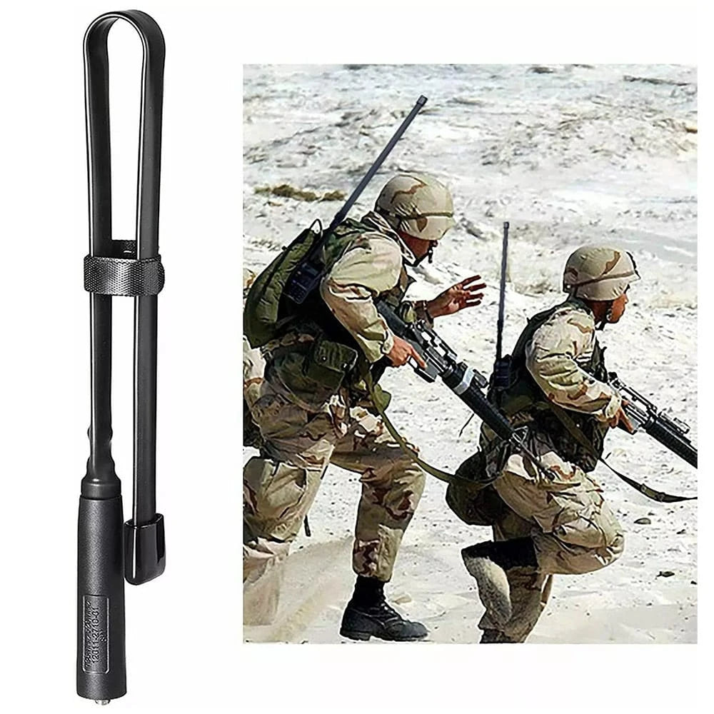 Zwei Baofeng Funkgeräte, eines mit einer Standardantenne und eines mit der längeren, leistungsstärkeren faltbaren CS Taktischen Antenne.