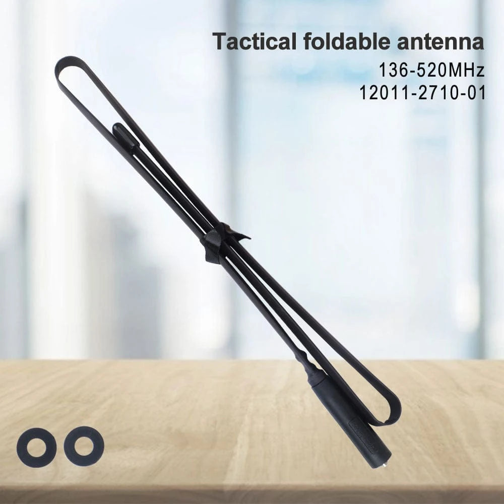 Die flexible faltbare CS Taktische Antenne ist in einer Schleife gebogen, um ihre Flexibilität und Haltbarkeit zu demonstrieren.