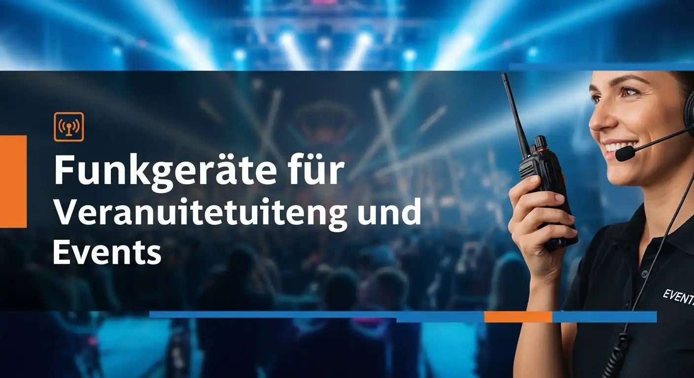 Eine lächelnde Event-Mitarbeiterin mit Headset und Funkgerät vor dem unscharfen Hintergrund einer beleuchteten Konzertbühne mit Publikum. Der Text 