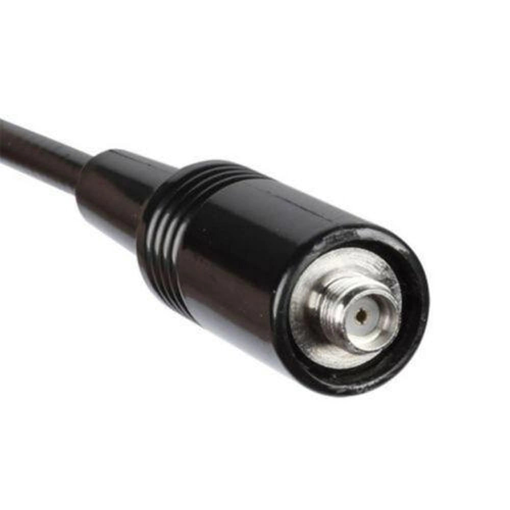Detailaufnahme des SMA-Female-Anschlusses der NA-771 Antenne, der die Innengewinde und den zentralen Stift zeigt