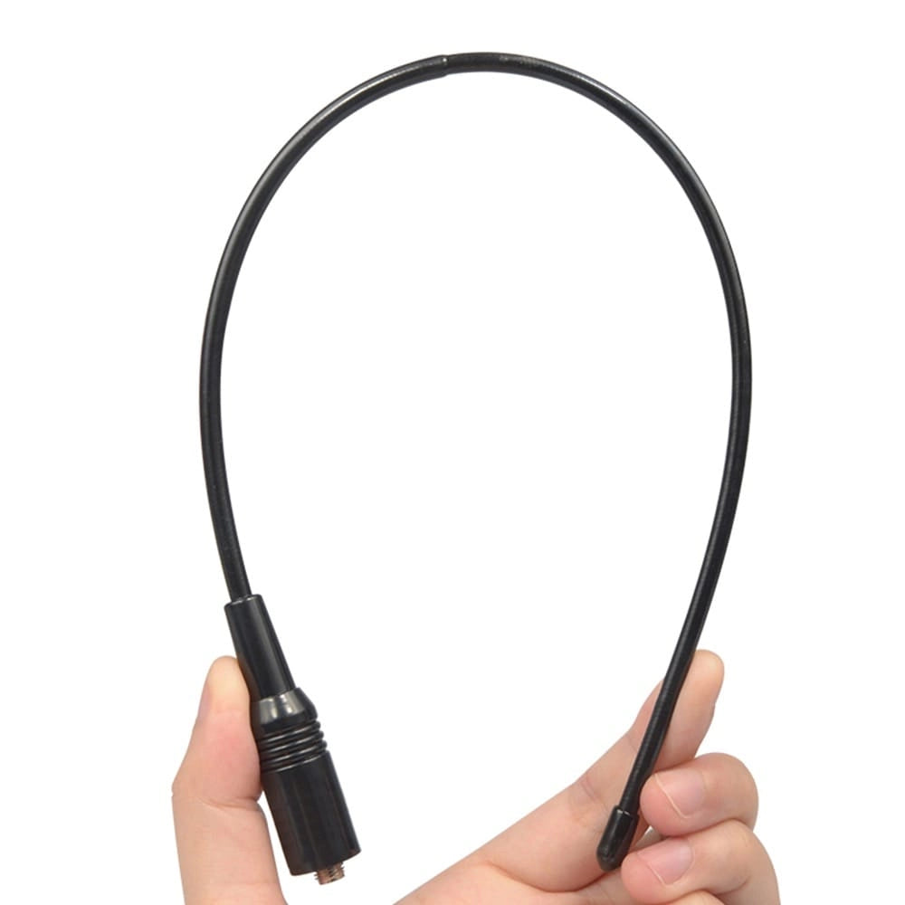 Hand hält die flexible NA-771 Antenne, die gebogen ist, um die Biegsamkeit zu demonstrieren. Der SMA-Female-Anschluss ist am unteren Ende sichtbar.
