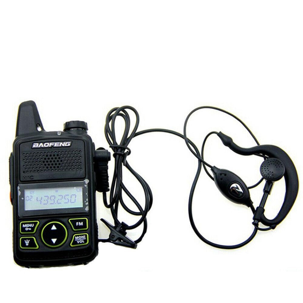 Baofeng 1-Pin Headset am BF-T1 Funkgerät in der Anwendung, mit Ohrhörer und Kabel. Ideal für Walkie-Talkies der Modelle T388, T228 und T628.