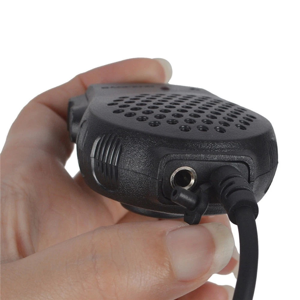 Detailansicht des unteren Teils des Handmikrofons, die die robuste 3,5-mm-Klinkenbuchse für Kopfhörer oder Headsets zeigt.