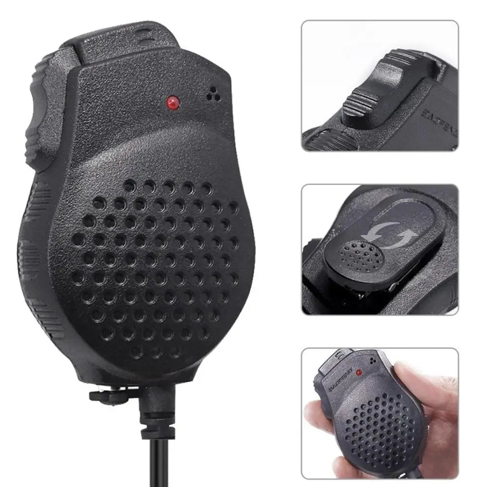 Ein Anwender hält das kompakte Baofeng Lautsprechermikrofon in der Hand, demonstriert seine ergonomische Form und die einfache Handhabung.